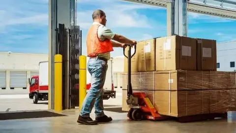 Aeropuertos de Andaluc&iacute;a buscan trabajadores. Se ofrecen sueldos de hasta 3.000 euros