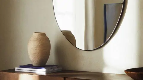 Espejo de pared con bordes irregulares de Zara Home