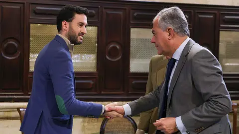 Jos&eacute; Luis Sanz en su encuentro en el Ayuntamiento con AJE Sevilla