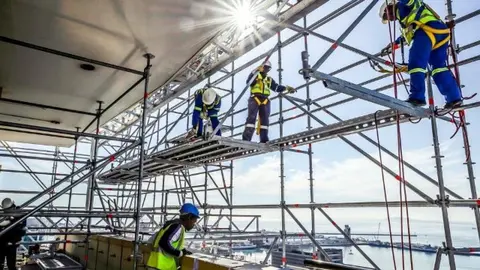 Un trabajador pierde la vida despu&eacute;s de caer desde el techo de una nave en Almer&iacute;a