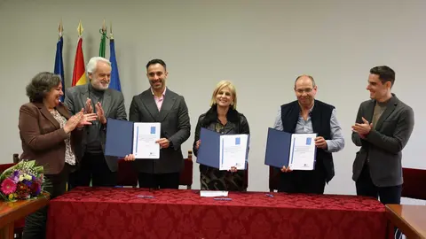 Firma del convenio laboral del servicio de autobuses urbanos | Cristo Garc&iacute;a