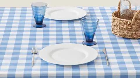 Mantel resinado de cuadros de Zara Home