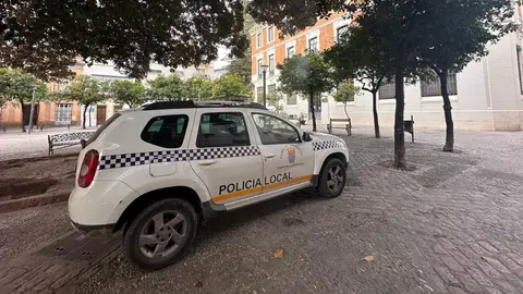 Coche de la Polic&iacute;a Local frente a la Biblioteca Municipal de Jerez