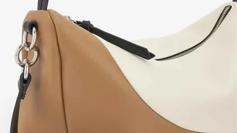 Bolso de hombro tipo bowling con textura semigrano de Adolfo Dom&iacute;nguez en El Corte Ingl&eacute;s