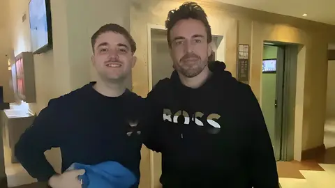 Fernando Alonso con un aficionado en Jerez