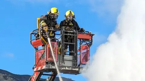 Un incendio obliga a un hombre a saltar desde el tejado de una vivienda en Huelva