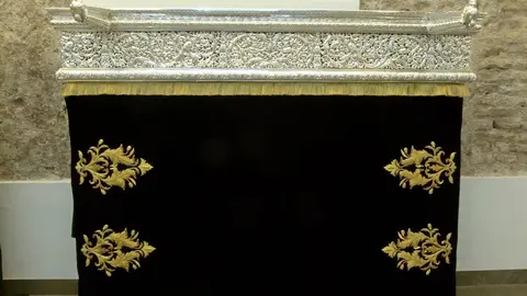 Nuevos faldones y respiraderos para el paso de palio