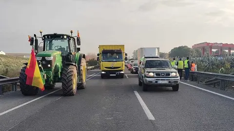 Cortes de tr&aacute;fico a la altura del Aeropuerto en Jerez | Cristo Garc&iacute;a