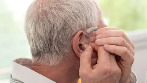 Roba m&aacute;s de 20.000 euros en casa de un anciano con discapacidad auditiva en Sevilla