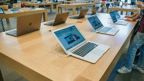 Tienda con nuevos MacBooks de Apple