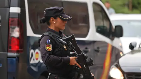 Mujer polic&iacute;a nacional de la Unidad de prevenci&oacute;n y reacci&oacute;n