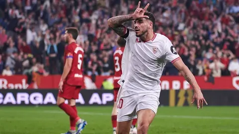 Isaac Romero celebra un gol en el Sevilla FC - CA Osasuna | Salvador L&oacute;pez Medina para El MIRA