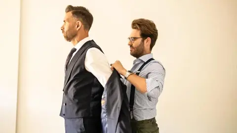 Ram&oacute;n Bayo, gerente de Sinnoodo visitiendo a un novio