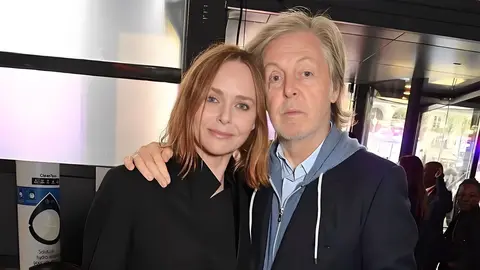 Paul McCartney y asiste al desfile de su hija dise&ntilde;adora Stella McCartney en Par&iacute;s