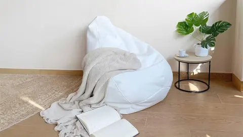 Puff XL blanco con relleno en forma de pera THE SECRET HOME