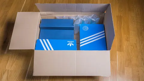 Cajas de zapatillas Adidas dentro de un pedido de calzado
