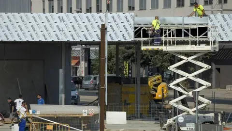 Fallece un trabajador tras precipitarse en una nave de V&eacute;lez-M&aacute;laga