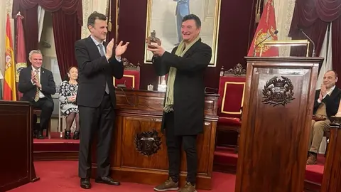 Juan Manuel Braza 'El Sheriff', junto a alcalde de C&aacute;diz Bruno Garc&iacute;a