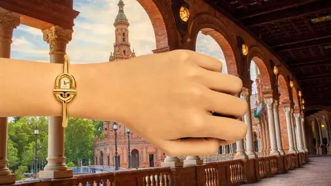 Reloj de Tous con brazaleta de acero IPG dorado imitando el ORO con el fondo de la Plaza de Espa&ntilde;a en Sevilla