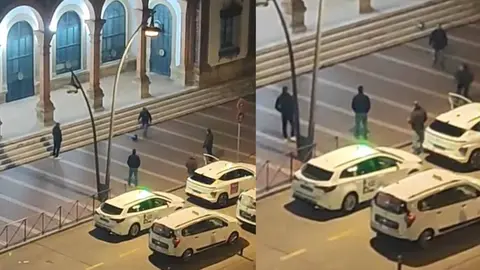 Taxistas juegan al f&uacute;tbol en la acera de la fachada de la Estaci&oacute;n de Autobuses de Jerez