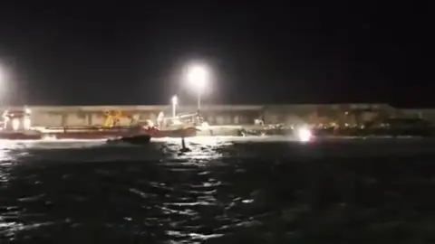 Una narcolancha arrolla una embarcaci&oacute;n de la Guardia Civil en Barbate dos agentes muertos