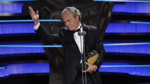 Jos&eacute; Coronado con su Premio Goya