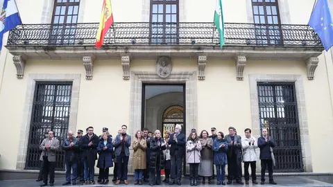 Minuto de silencio en el Ayuntamiento de Jerez por los Guardias Civiles muertos en Barbate | Cristo Garc&iacute;a