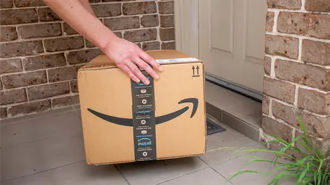 Caja de Amazon Prime entregada en la puerta principal de una vivienda