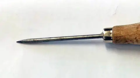 Un punz&oacute;n en una foto de archivo