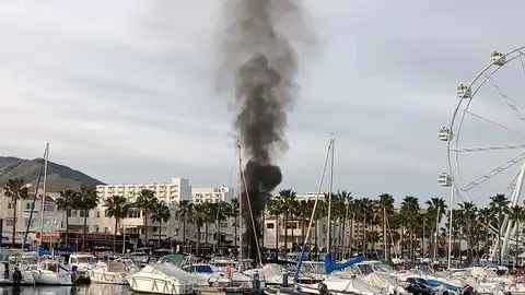 Explosi&oacute;n en un barco ocupado en el puerto de Benalm&aacute;dena. Estas son las consecuencias