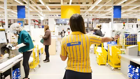 Trabajadora de IKEA da indicaciones en la tienda