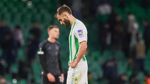 Germ&aacute;n Pezzella se lamenta en el Real Betis - Dinamo Zagreb | Salvador L&oacute;pez Medina para El MIRA