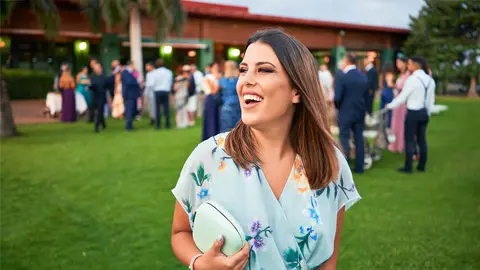 Invitada a una boda elegante, feliz y alegre
