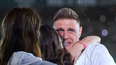 Joaqu&iacute;n es abrazado por su hija Daniela y su mujer Susana Saborido | Salvador L&oacute;pez Medina para El MIRA