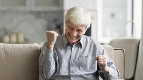 Hombre feliz tras recibir una buena noticia