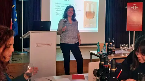 Carmen P&eacute;rez Acosta dirige una cata de vinos de Jerez en el Instituto Cervantes de Bremen