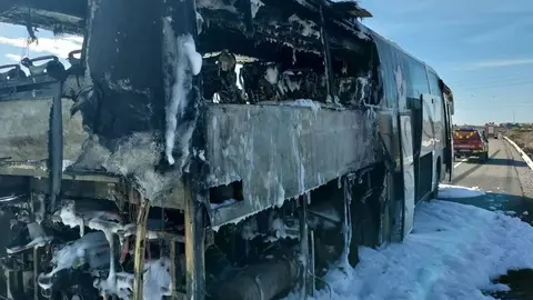 En llamas un autob&uacute;s en plena carretera de la provincia de Almer&iacute;a