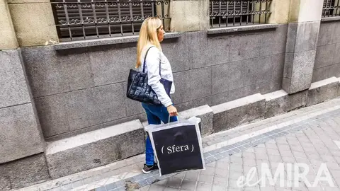 Clienta de la moda de El Corte Ingl&eacute;s con bolsa de compra de Sfera