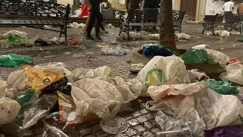 El Carnaval de C&aacute;diz, descontrolado. M&aacute;s de 137.000 kilos de residuos recogidos