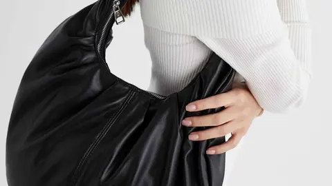 Bolso de hombro con asa de cadena de Stradivarius