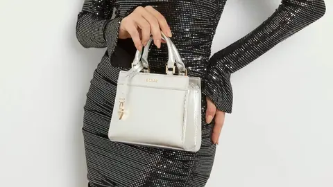 Bolso de mano laminada de GUESS