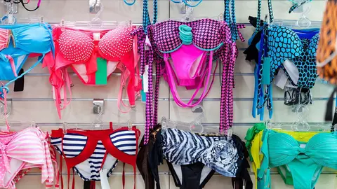 Ba&ntilde;adores y bikinis en tienda de ropa para mujer