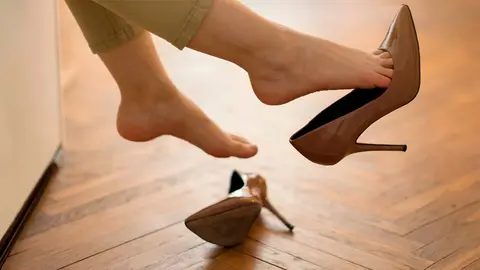 Lo primero que hago al llegar a casa es descalzarme