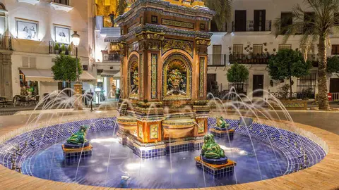 La plaza principal de Vejer de la Frontera, con una hermosa fuente con azulejos de cer&aacute;mica, C&aacute;diz