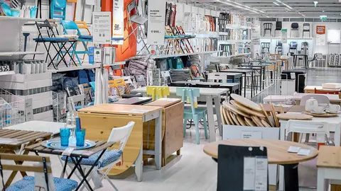 Interior de tienda IKEA en su secci&oacute;n de muebles de cocina