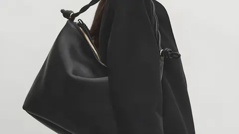 Bolso de hombro en piel de napa con detalle de nudos de Massimo Dutti
