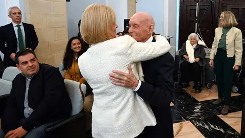 Mar&iacute;a Jos&eacute; Garc&iacute;a-Pelayo abraza a Antonio G&oacute;mez