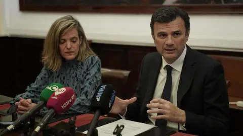 Bruno Garc&iacute;a ha anunciado la aprobaci&oacute;n del proyecto para reparar los desperfectos del paseo mar&iacute;timo de Astilleros de C&aacute;diz | Foto: Jos&eacute; Antonio Pliego para ElMIRA