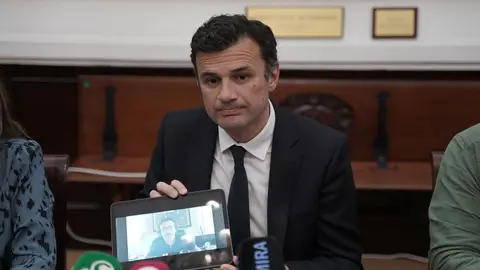 Bruno Garc&iacute;a muestra una captura de pantalla donde aparece Kichi | Foto: Jos&eacute; Antonio Pliego