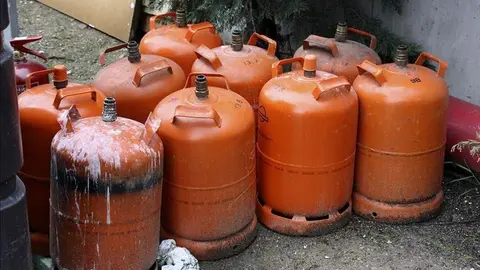 Lanza desde una azotea una bombona al coche de su sobrino con &eacute;l dentro en Sevilla